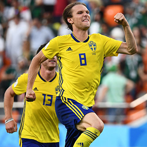 Sueco comemora um dos tr&ecirc;s gols sobre o M&eacute;xico