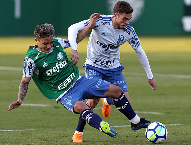 Artur e Hyoran disputam bola em treinamento do Palmeiras