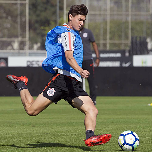 Mateus Vital chuta a bola em treino do Corinthians