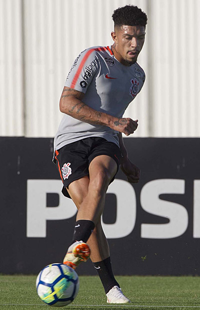 Jogador do Corinthians chuta a bola durante treino