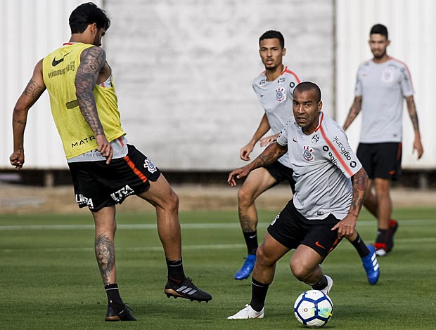 Emerson Sheik corre atr&aacute;s da bola em treinamento do Corinthians