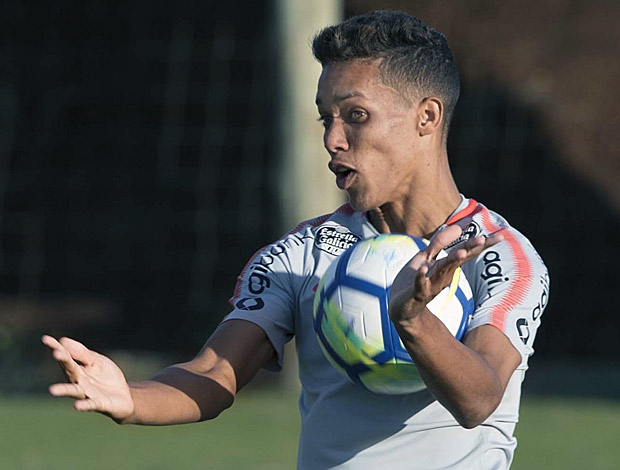Pedrinho mata a bola no peito durante treinamento do Corinthians