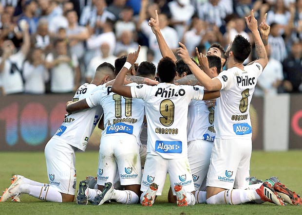 Jogadores do Santos comemoram gol marcado contra o Sport