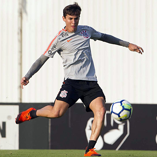 Mateus Vital chuta a bola em treinamento do Corinthians