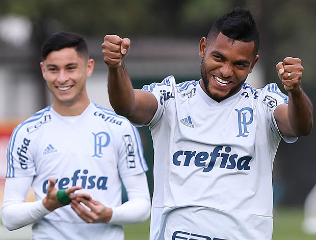 Borja brinca durante treinamento do Palmeiras para pegar o Verd&atilde;o