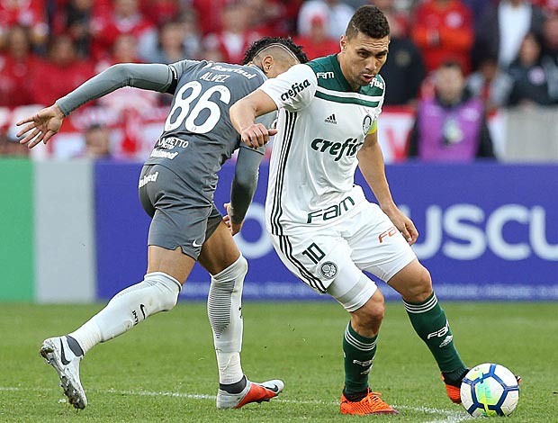 O jogador Mois&eacute;s, do Palmeiras, disputa bola com o jogador Jonatan