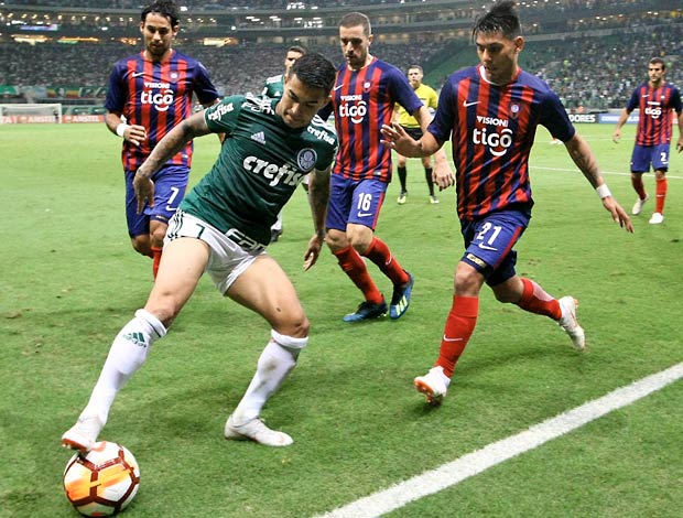 Dudu protege a bola de tr&ecirc;s jogadores do Cerro Porte&ntilde;o no Allianz