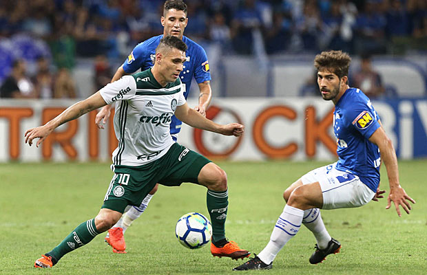 O jogador Mois&eacute;s tenta jogada durante o empate com o Cruzeiro