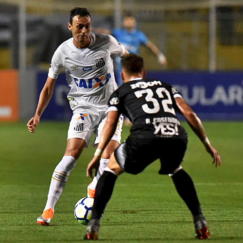 Jogador do Santos tenta passar por defensor do Vasco