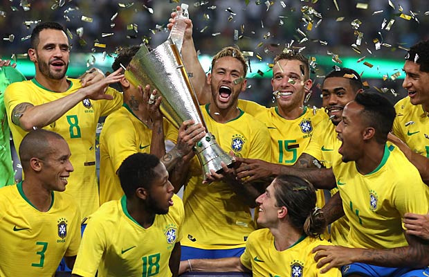 Jogadores da sele&ccedil;&atilde;o brasileira comemoram a ta&ccedil;a sobre a Argentina