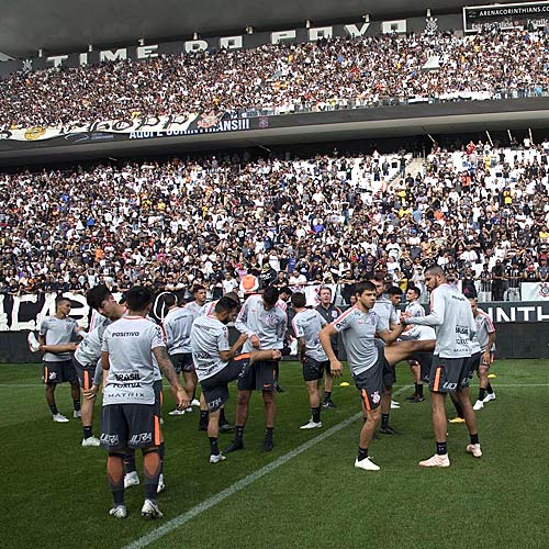Torcedores do Corinthians apoiam o time para a final