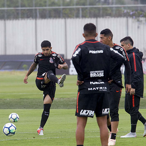 Jogadores do Corinthians treinam para confronto com o Vit&oacute;ria