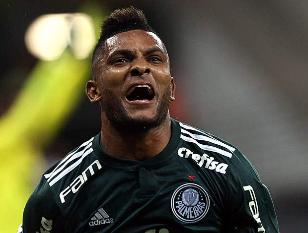 Borja comemora o primeiro gol do Palmeiras sobre o Fluminense