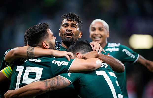 Jogadores do Palmeiras comemoram um dos quatro gols sobre o Coelho