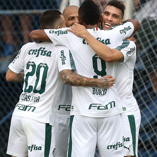 Borja comemora gol com companheiros na vit&oacute;ria diante o S&atilde;o Caetano