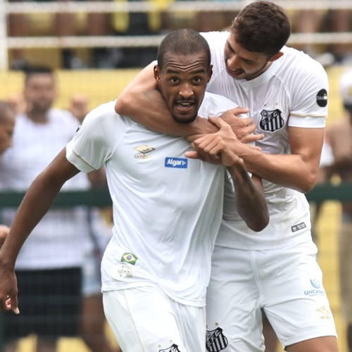 Luiz Felipe comemora gol no triunfo do Santos em cima do S&atilde;o Paulo