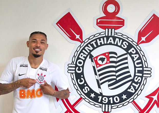 O volante J&uacute;nior Urso &eacute; apresentado com a camisa do Corinthians