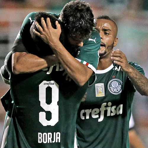 Scarpa comemora com Borja seu gol sobre o Bragantino