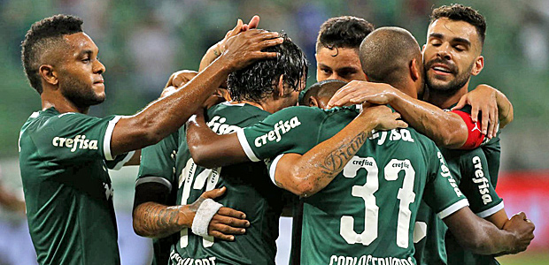 Jogadores do Palmeiras comemoram um dos tr&ecirc;s gols sobre o Ituano