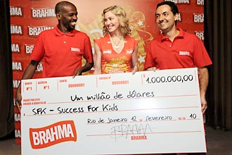 Com o gari Renato Sorriso e o presidente da AmBev, João Castro Neves, Madonna recebe US$ 1 milhão para a ONG Success for Kids