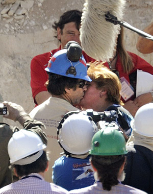 O mineiro Yonni Barrios, 50, beija sua mulher depois de ser resgatado da mina chilena de San Jos, na quarta passada