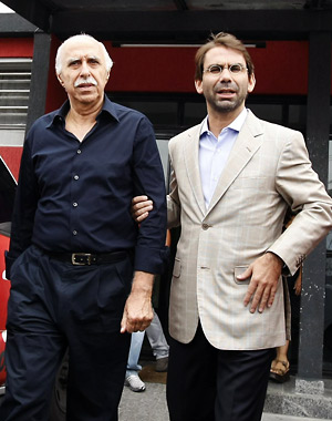 O médico Roger Abdelmassih, ao lado seu advogado Jose Luiz Oliveira Lima em imagem de novembro de 2010