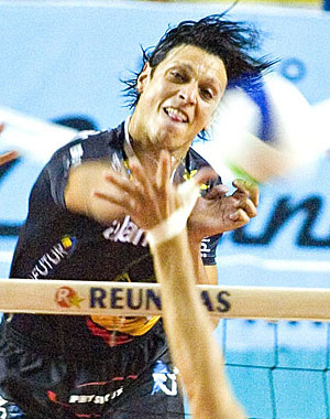 Michael corta a bola durante jogo 