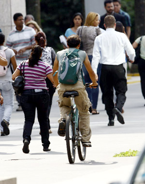 De acordo com o Cdigo de Trnsito Brasileiro, ciclistas no podem andar na calada a no ser desmontados da bicicleta