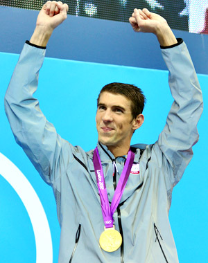 Michael Phelps aps receber a medalha de ouro pelo revezamento 4 x 200 livre. Foi a sua 19 medalha de ouro em Jogos Olmpicos