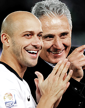 O capito Alessandro e o tcnico Tite, que se despediranm da torcida corintiana no empate contra o Inter