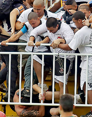 Torcedores do Vasco da Gama chutam e pisam atleticano cado na arquibancada da Arena Joinville