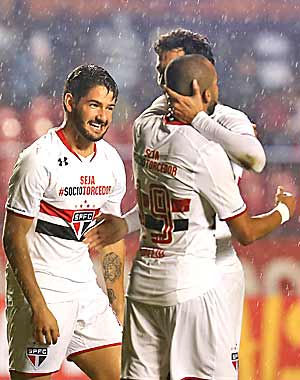 Alexandre Pato comemora o segundo gol do São Paulo contra o Flamengo