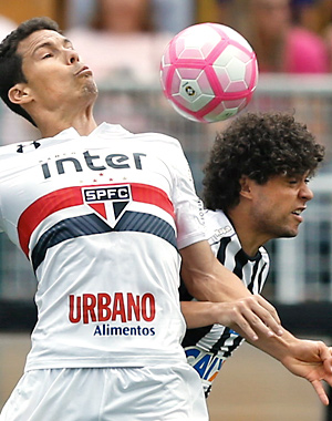 Hernanes domina bola em duelo entre São Paulo e Santos no Pacaembu