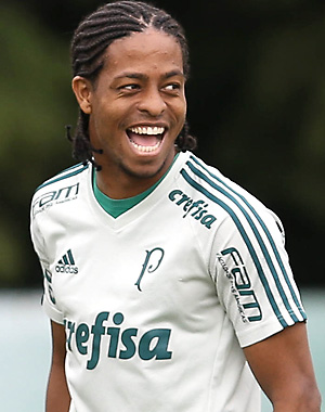 Atacante Keno e o seu Palmeiras encaram hoje o Cruzeiro de olho na ponta