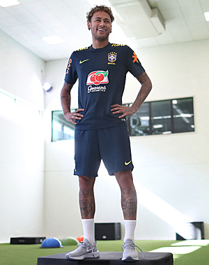 Neymar pega leve na volta aos treinos