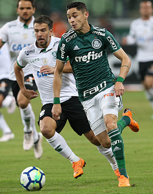 Verdão não repete boa atuação, mas avança para as quartas de final
