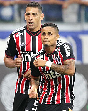 Romero brilha e Corinthians goleia o Vasco