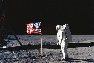 Imagem digitalizada de Neil Armstrong na Lua