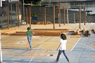 Estado cancela puxadinho feito de madeira em escola da zona sul da  cidade de São Paulo e vai transferir alunos para otura unidade