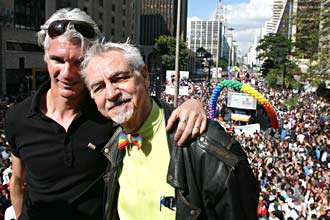 Os namorados Edmilson Castro e Joo Silvrio Trevisan estavam em trio na 13 Parada Gay de So Paulo 