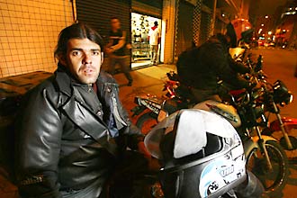 O motoboy Edson dos Santos quer transportar passageiros