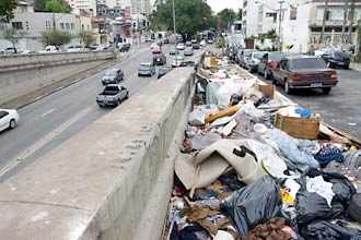 Lixo toma conta da rua em uma das sadas para a avenida Pacaembu; Kassab diz que populao joga lixo na rua