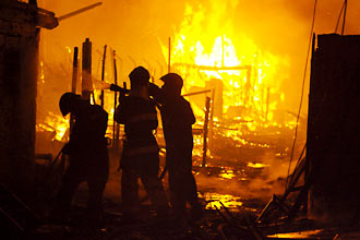 Bombeiros tentam controlar chamas nas vielas da favela