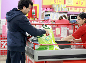 Consumidor coloca compras em sacola retornável em supermercado de SP