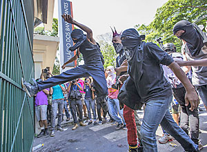 Mascarados invadem manifestação de alunos