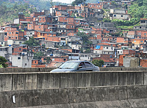 Na altura do quilmetro, em Jardim Represa, em So Bernardo do Campo, nesse ponto, junto as favelas Areio e Montanho, os motoristas tem os carros atingidos por pedras