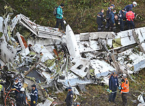 Equipe de resgate busca corpos de vítimas de acidente com avião que transportava a equipe da Chapecoense da Bolívia para a Colômbia