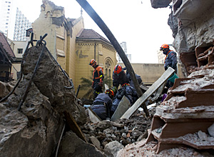 La falta de agua en hidrante obligó a los bomberos a racionar agua mientras combatían las llamas del edificio