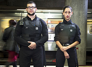 João Delgado e Ariane Souza, ambos de 21 anos, trabalham como agentes de segurança do Metrô