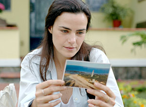 A atriz Ana Paula Arósio em cena do filme "Como Esquecer", no qual ela interpreta uma professora lésbica